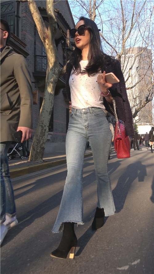 蓝色牛仔喇叭裤气质美女[1.77G/MP4]