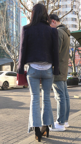 蓝色牛仔喇叭裤气质美女[1.77G/MP4]