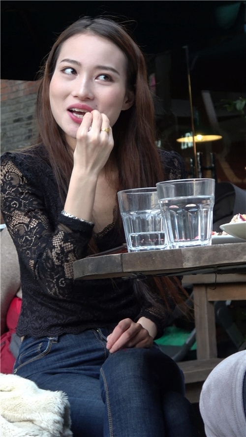 漂亮的牛仔裤小姐姐[2.12G/MP4]