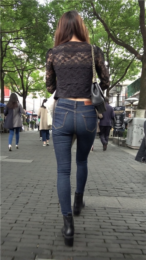 漂亮的牛仔裤小姐姐[2.12G/MP4]