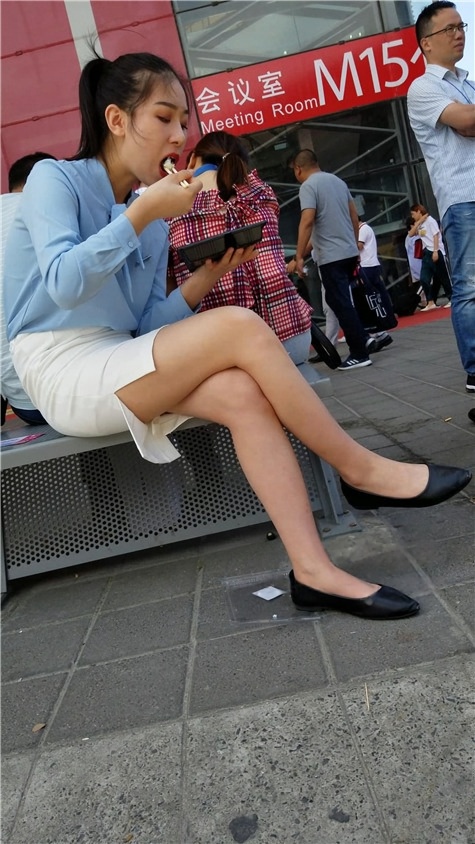 干饭的美腿小姐姐[701M/MP4]