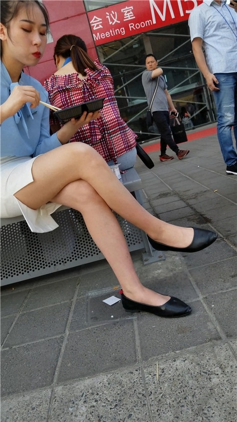 干饭的美腿小姐姐[701M/MP4]