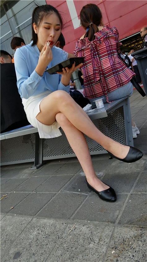 干饭的美腿小姐姐[701M/MP4]