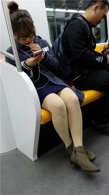 玩手机的肉丝小妹[494M/MP4]