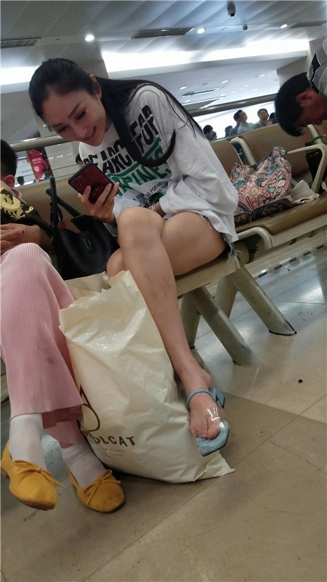 玩手机的小姐姐[628M/MP4]