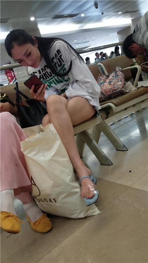 玩手机的小姐姐[628M/MP4]