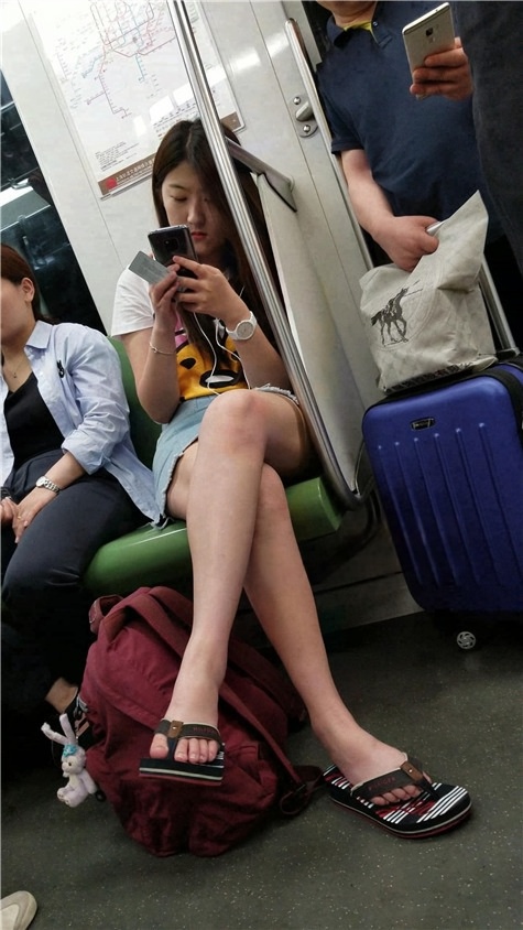 地铁上裸腿妹子[1.27G/MP4]