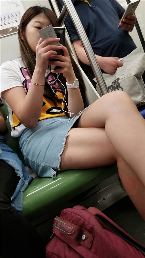 地铁上裸腿妹子[1.27G/MP4]