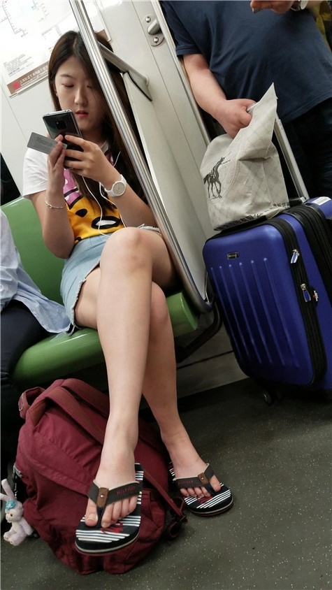 地铁上裸腿妹子[1.27G/MP4]