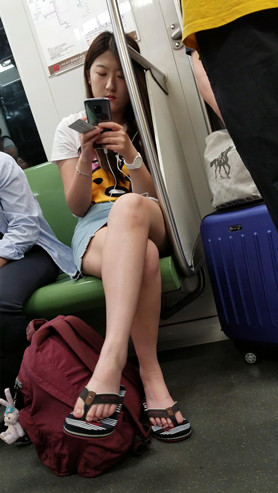地铁上裸腿妹子[1.27G/MP4]