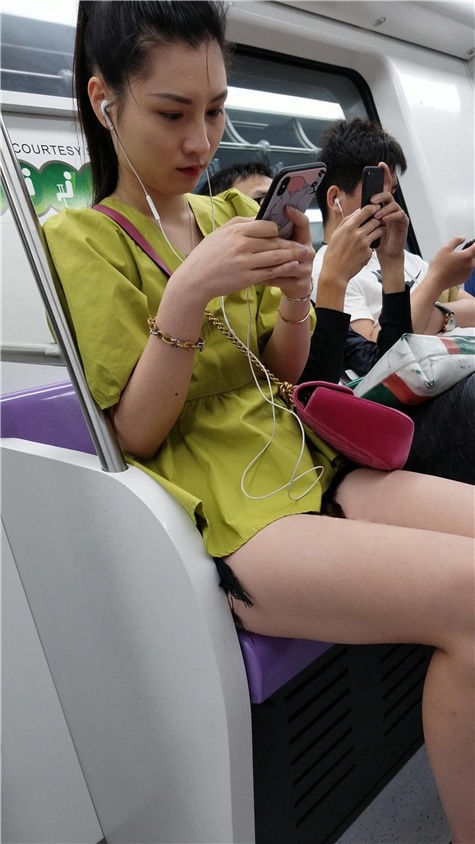 地铁上听歌的美腿美女[611M/MP4]