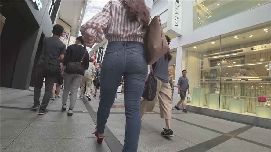 街拍紧绷的牛仔裤圆润美女[1.22G/MP4]