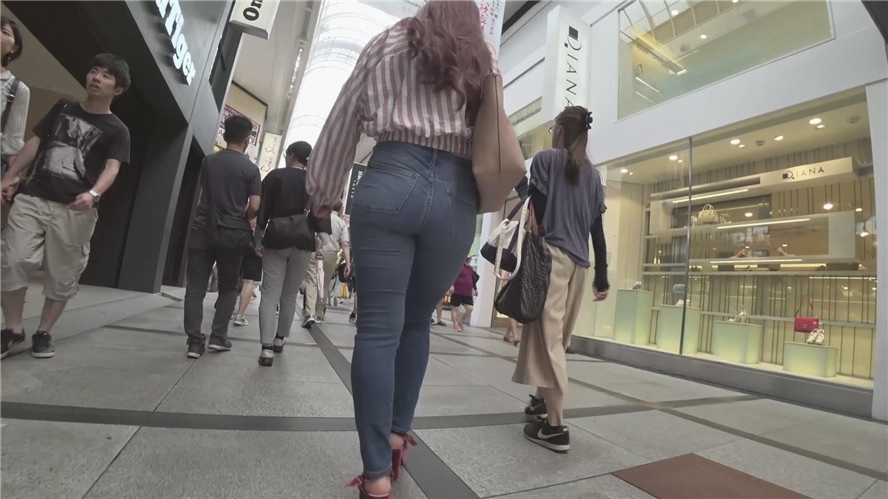 街拍紧绷的牛仔裤圆润美女[1.22G/MP4]