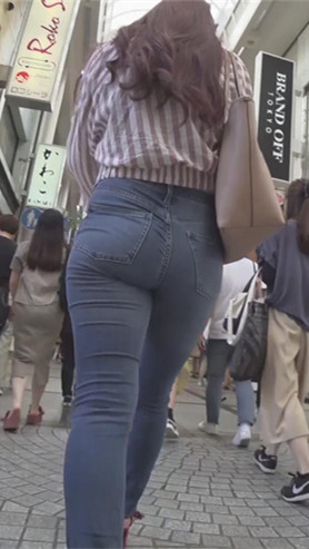 街拍紧绷的牛仔裤圆润美女[1.22G/MP4]