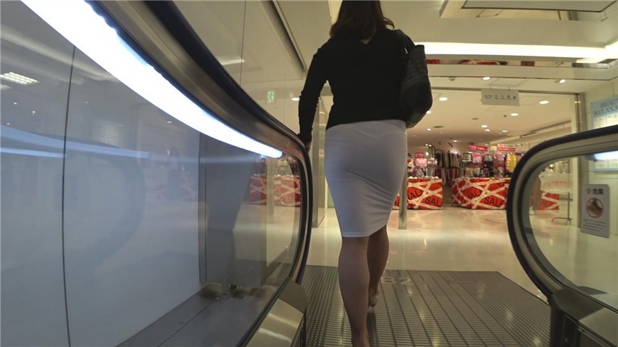 白色包屯紧身圆润妹子[1.2G/MP4]