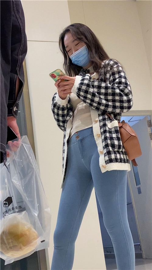 漂亮的蓝牛美女[714M/MP4]