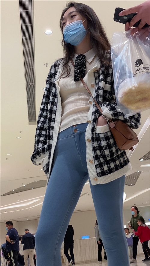 漂亮的蓝牛美女[714M/MP4]