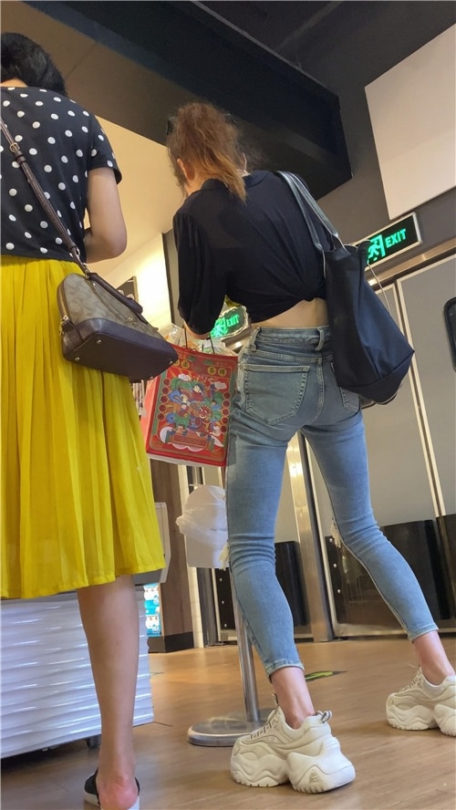 高挑的牛仔裤小美女[1.84G/MP4]