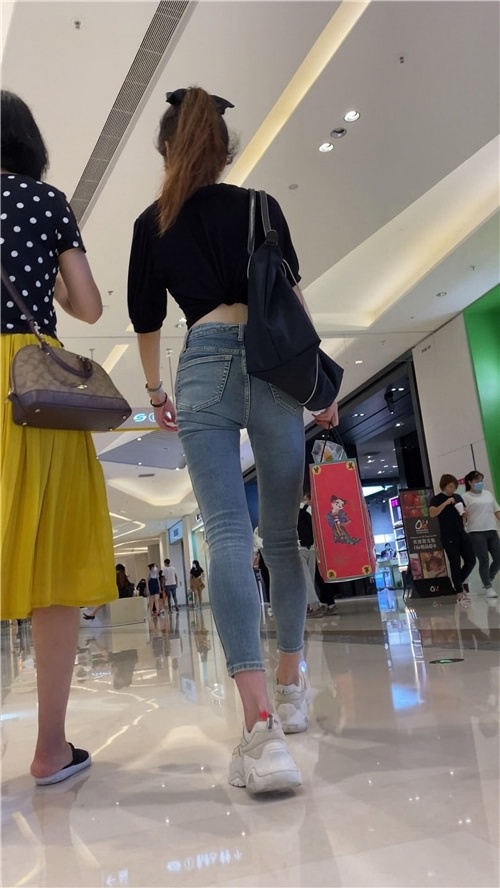 高挑的牛仔裤小美女[1.84G/MP4]