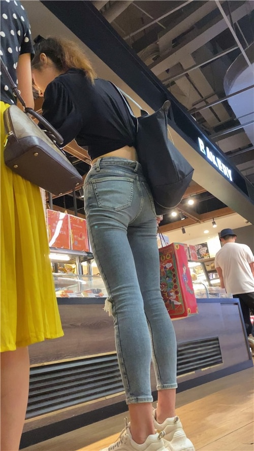 高挑的牛仔裤小美女[1.84G/MP4]