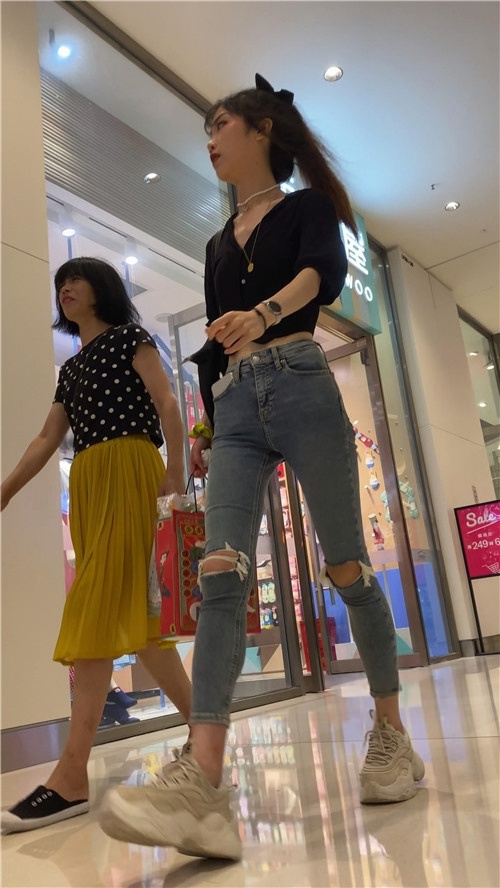 高挑的牛仔裤小美女[1.84G/MP4]