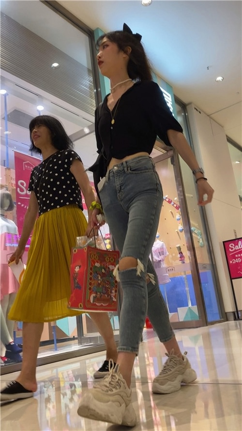 高挑的牛仔裤小美女[1.84G/MP4]