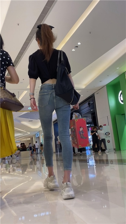 高挑的牛仔裤小美女[1.84G/MP4]