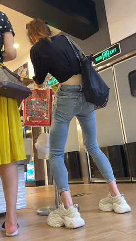 高挑的牛仔裤小美女[1.84G/MP4]