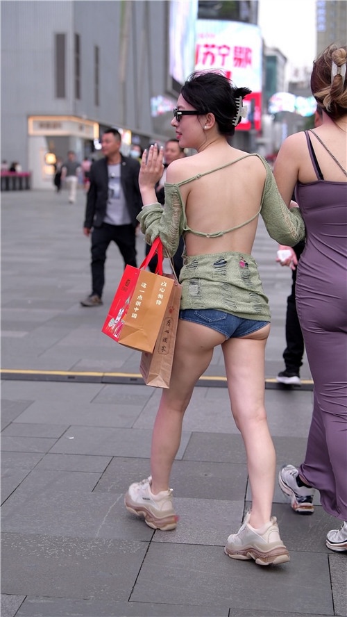 清凉的热裤小姐姐[1.6G/MP4]