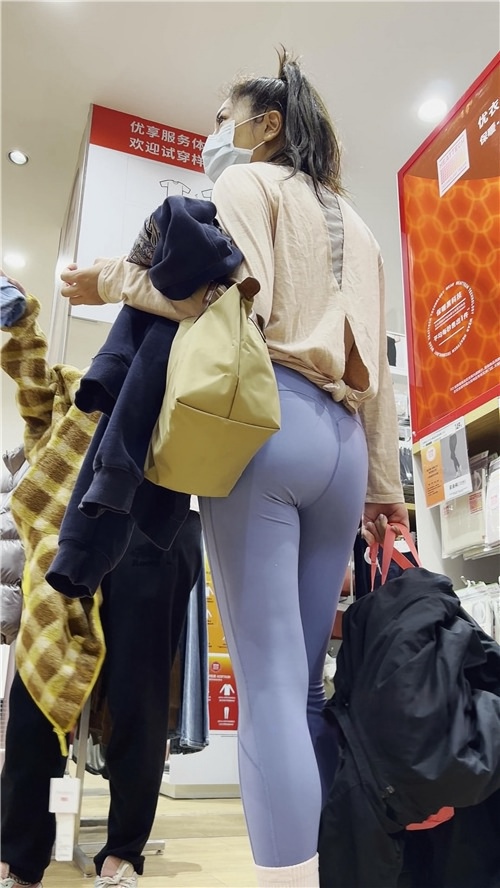 商场里的瑜伽裤小姐姐[1.86G/MP4]