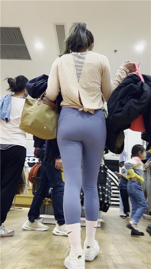 商场里的瑜伽裤小姐姐[1.86G/MP4]