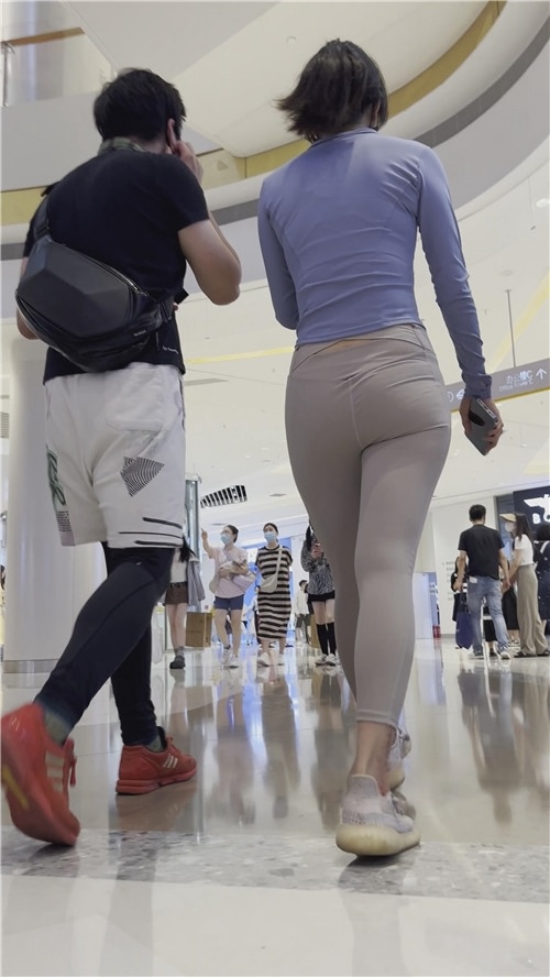 吃冰淇淋的白色瑜伽裤女友[2.8G/MP4]