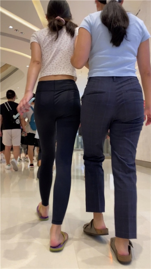 商场里的黑色紧身裤小姐姐[651M/MP4]