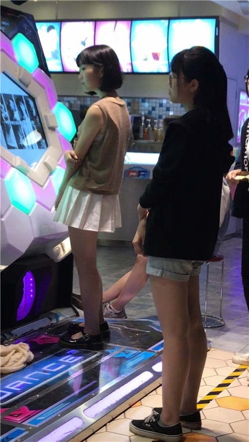 青涩的白色百褶裙小妹[16.05G/MP4]