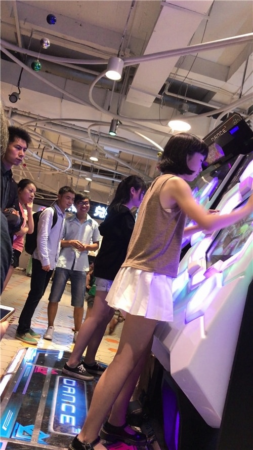 青涩的白色百褶裙小妹[16.05G/MP4]