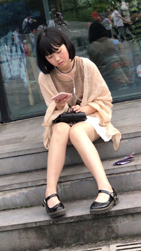 青涩的白色百褶裙小妹[16.05G/MP4]