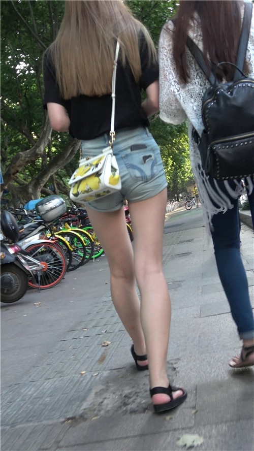 几组热裤美女[1.32G/MP4]