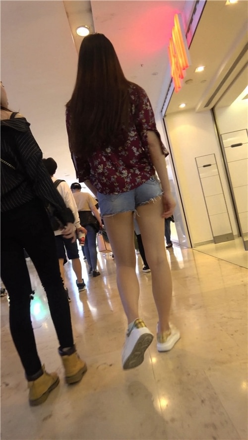 牛仔短裤小姐姐[895M/MP4]