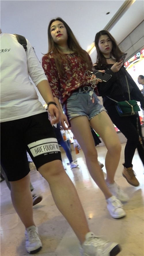 牛仔短裤小姐姐[895M/MP4]