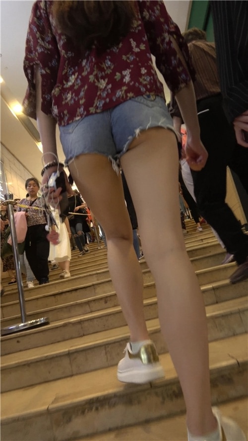 牛仔短裤小姐姐[895M/MP4]