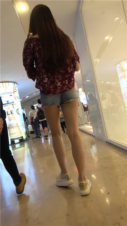 牛仔短裤小姐姐[895M/MP4]