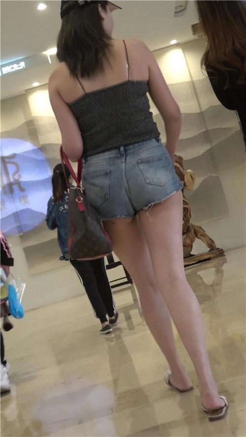 吊带热裤月牙美女[760M/MP4]