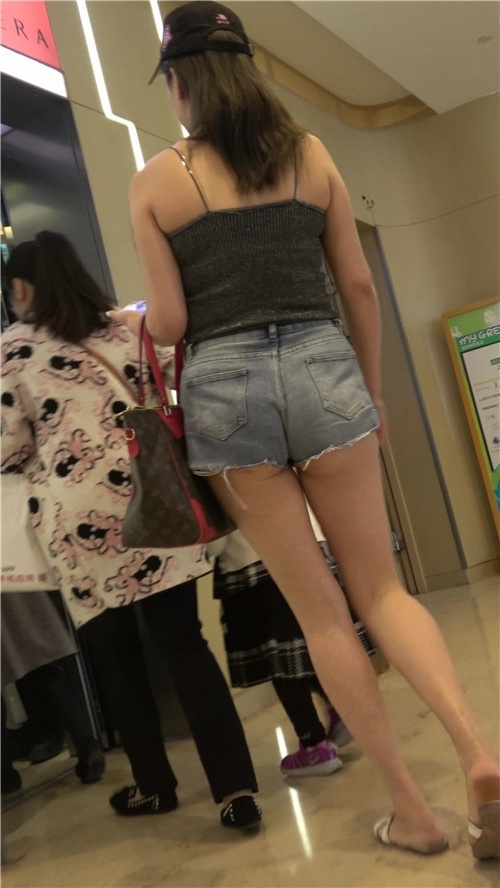 吊带热裤月牙美女[760M/MP4]