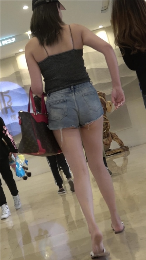 吊带热裤月牙美女[760M/MP4]