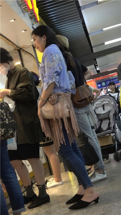 街拍两组粉裤和牛仔MM[982M/MP4]