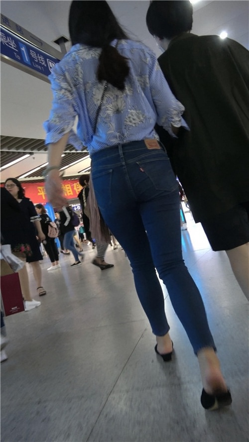 街拍两组粉裤和牛仔MM[982M/MP4]