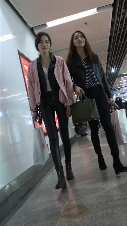 漂亮的粉衣皮裤美女[627M/MP4]