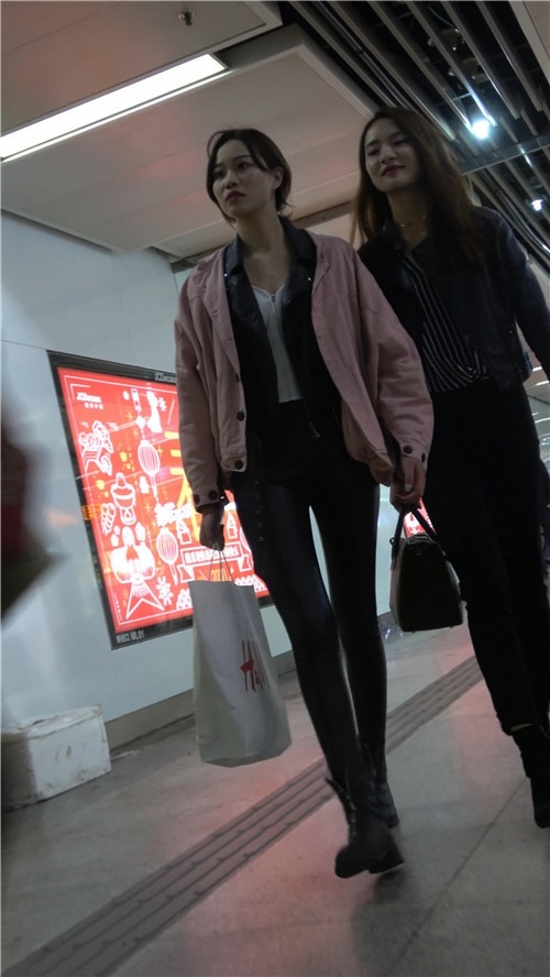 漂亮的粉衣皮裤美女[627M/MP4]