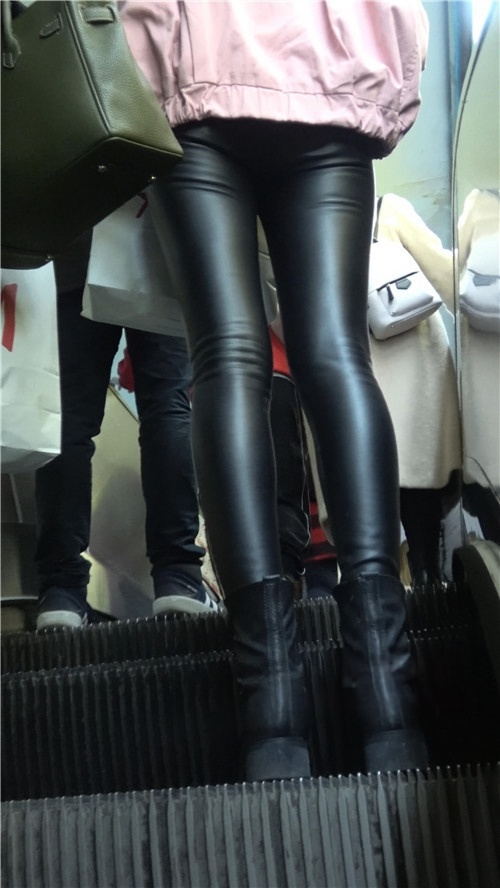 漂亮的粉衣皮裤美女[627M/MP4]