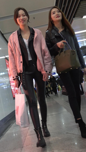 漂亮的粉衣皮裤美女[627M/MP4]